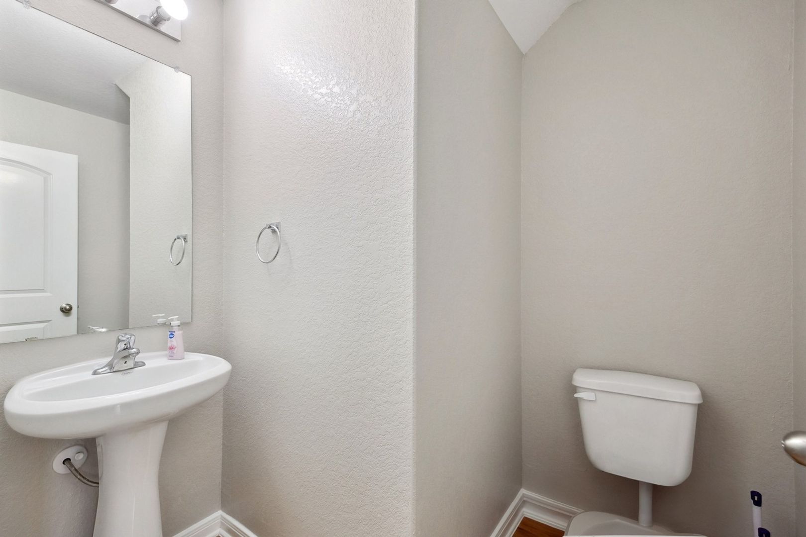 Building Photo - 6211 Baywood Cres