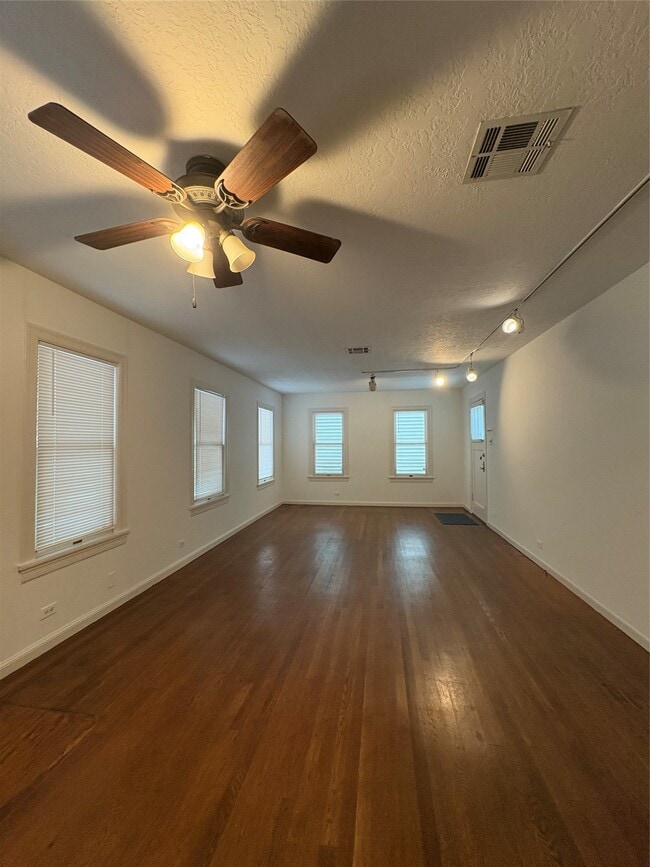 Building Photo - 2011 33rd St