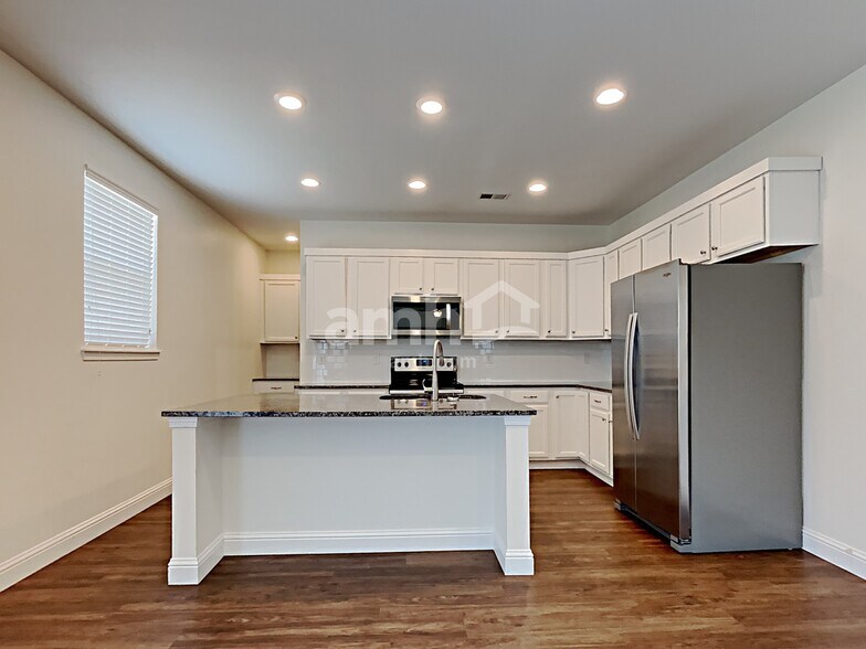 Building Photo - 10174 Dogwood St