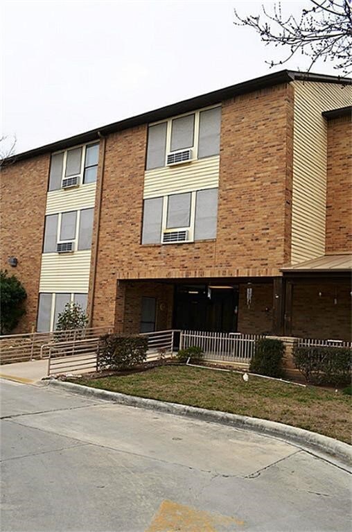 Building Photo - 300 Cross Creek