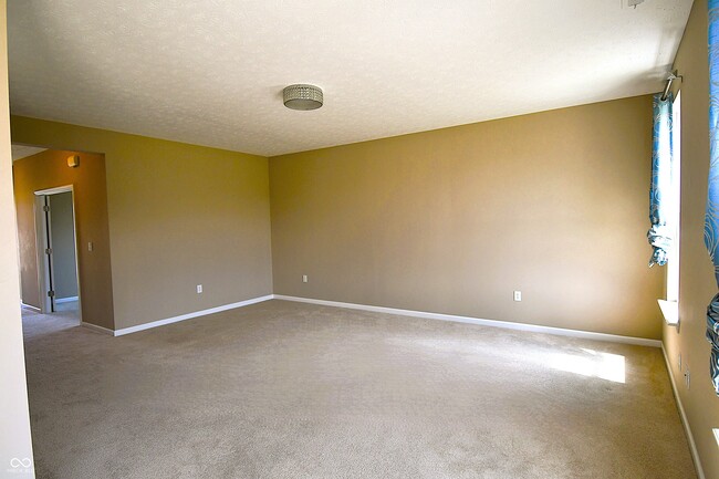 Building Photo - 2327 Creekland Dr