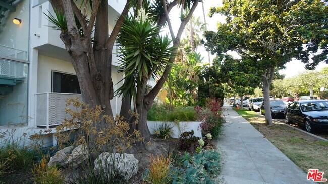 Building Photo - 844 6th St