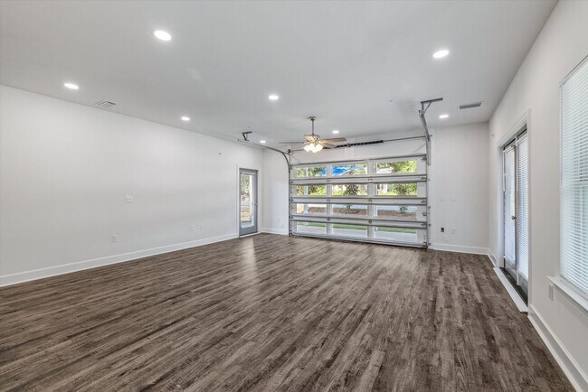 Building Photo - 5/5.5 Townhomes, Built 2024, Walk to stadium! Available August 2026!