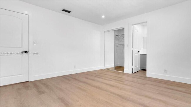Building Photo - 2 bedroom in Hallandale FL 33009