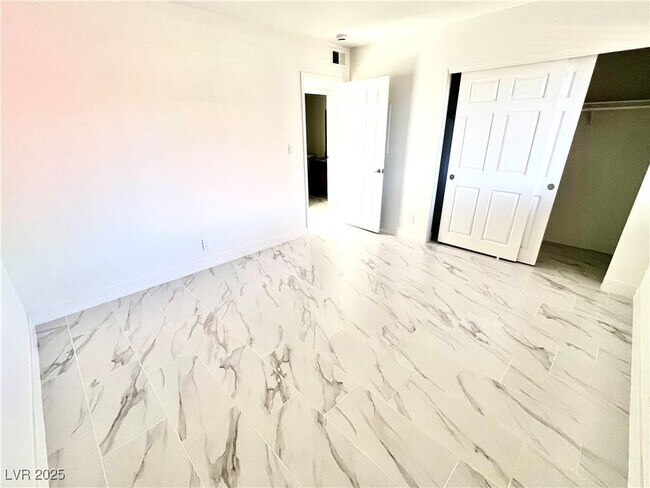 Building Photo - 5161 River Glen Dr