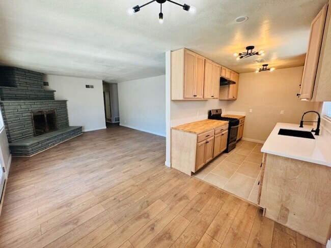 Building Photo - Gorgeous Remodeled 4+2 - $3100