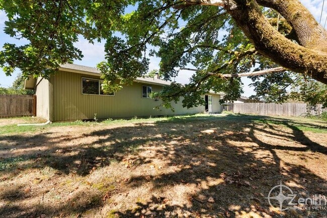 Building Photo - 805 NE 122nd Ave