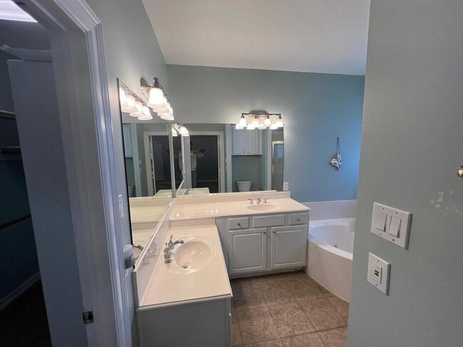 Building Photo - 1155 Enclave Square E