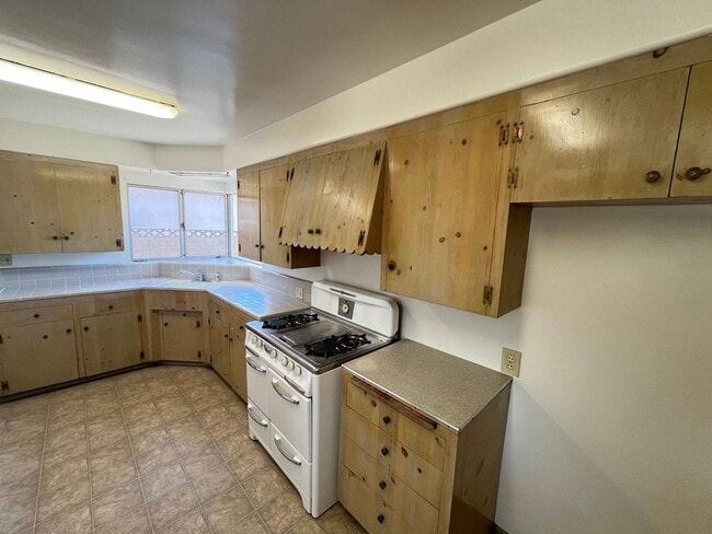 Building Photo - 215 S D St