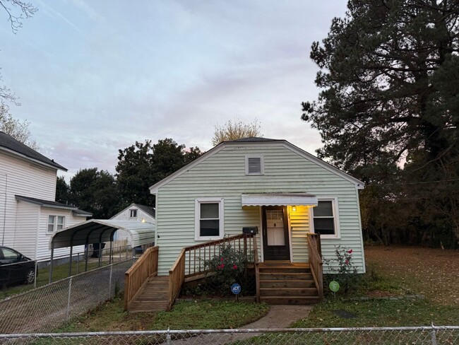 Primary Photo - 2 Bedroom home, Large yard and pet friendly