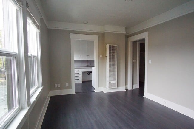 Building Photo - Top Floor Vintage Studio with Modern Renovations + 2 Weeks FREE!