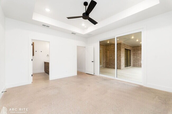 Building Photo - High End Luxury Home!