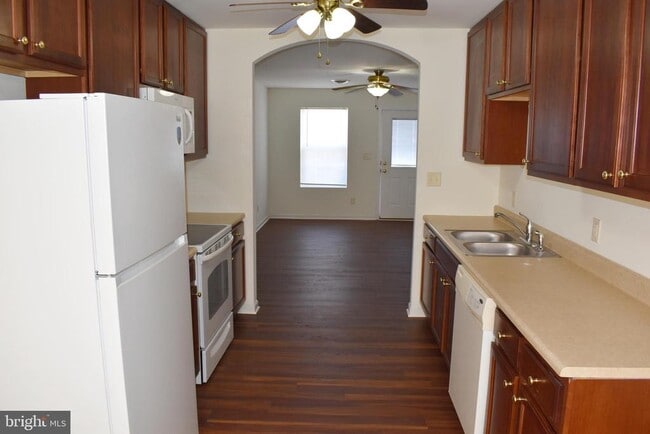 Building Photo - 2735 Roosevelt Dr