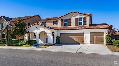 Building Photo - Clovis 4-bedroom plus loft, 3-bath home wi...