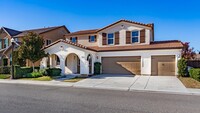 Building Photo - Clovis 4-bedroom plus loft, 3-bath home wi...