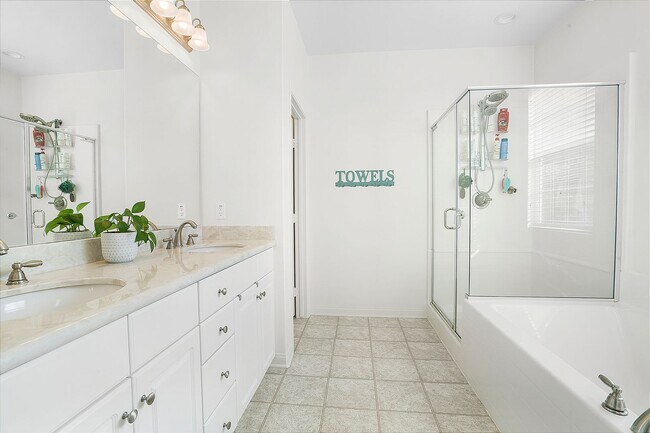 Building Photo - Beautiful 5 Bedroom Custom-Built Home in C...