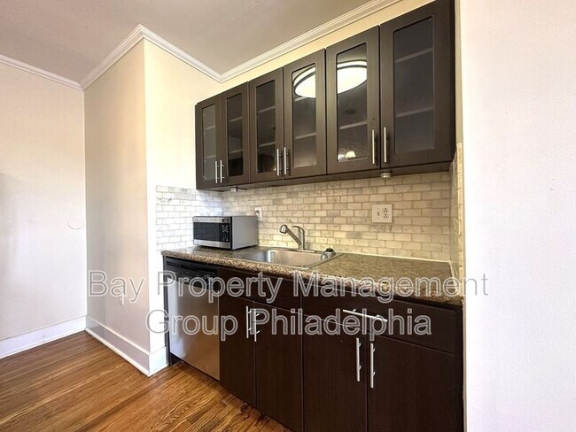 Building Photo - 437 W School House Ln