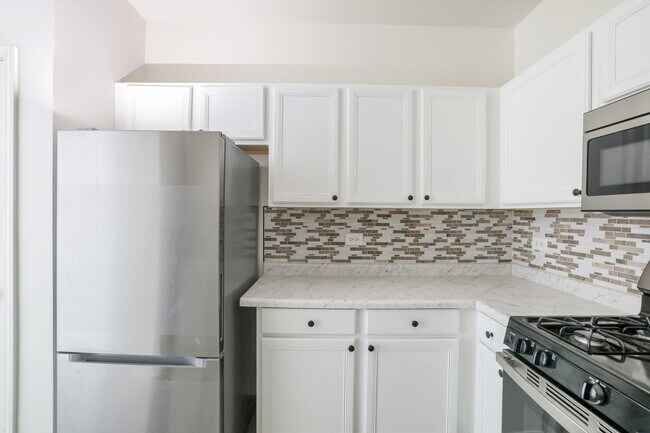 Building Photo - 3317 Stratford Ct
