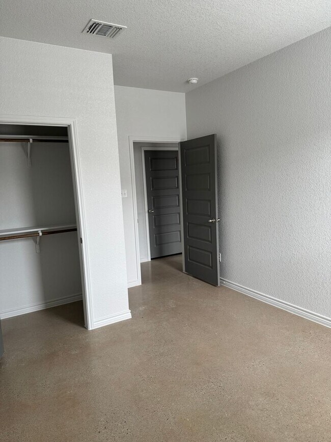 Building Photo - 2313 Ocean Dr
