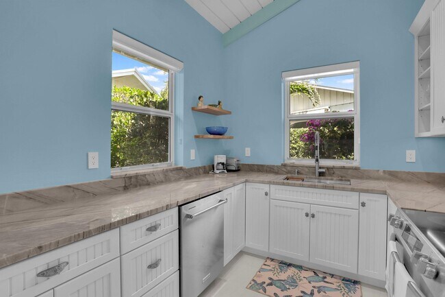 Building Photo - 320 S Ocean Blvd