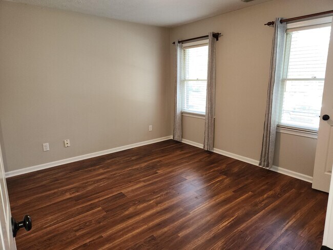 Building Photo - 841 Edgewood Dr