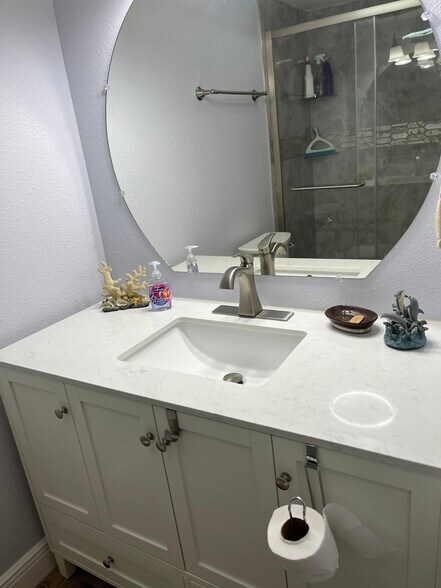 Master Bath - 4940 Vincennes St
