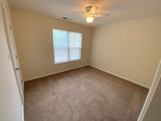 Building Photo - Updated 2 bedroom in fantastic location near Duke Med Center, on busline & convenient to many loc...