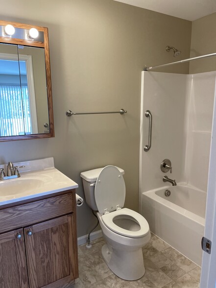 Hall Bath With Tub and Shower - 34 Cutlip Dr