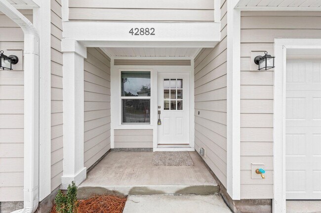Building Photo - Charming Townhouse with Modern Upgrades and Convenient Location!
