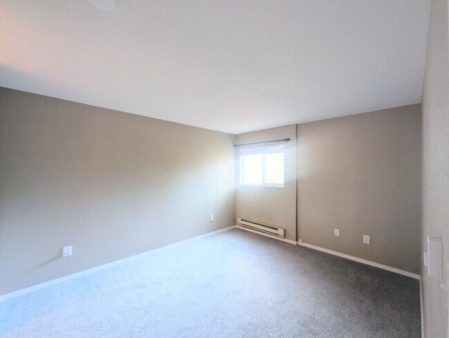Building Photo - 2Bd/1.25Ba Shoreline Condo