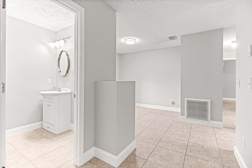 Building Photo - 810 SE 2nd St