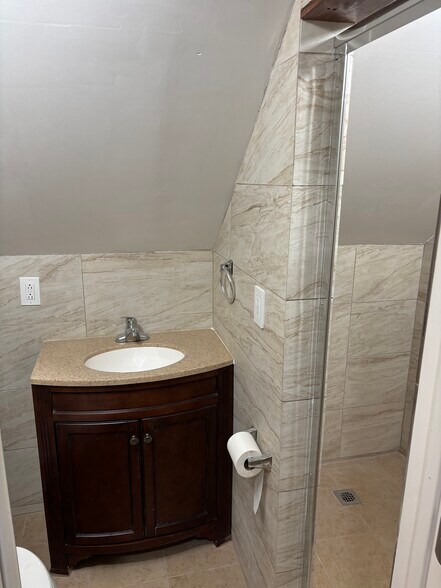 Building Photo - 115 Everett St