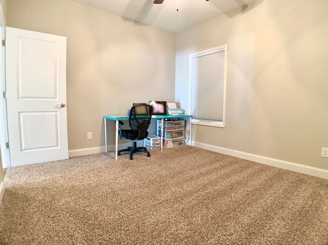 Building Photo - 585 Dexter Dr