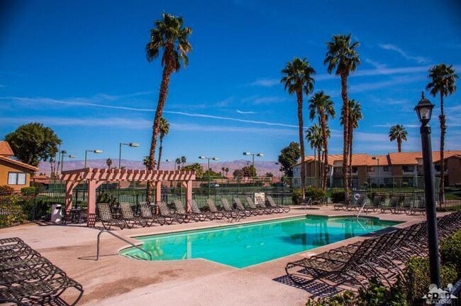 Building Photo - Beautiful 2-Bedroom Condo in Gated Saddleb...