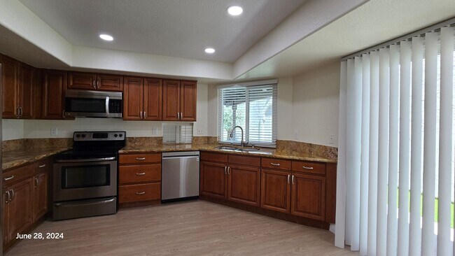 Building Photo - Stunning 3bed/2bath home nestled in a grea...