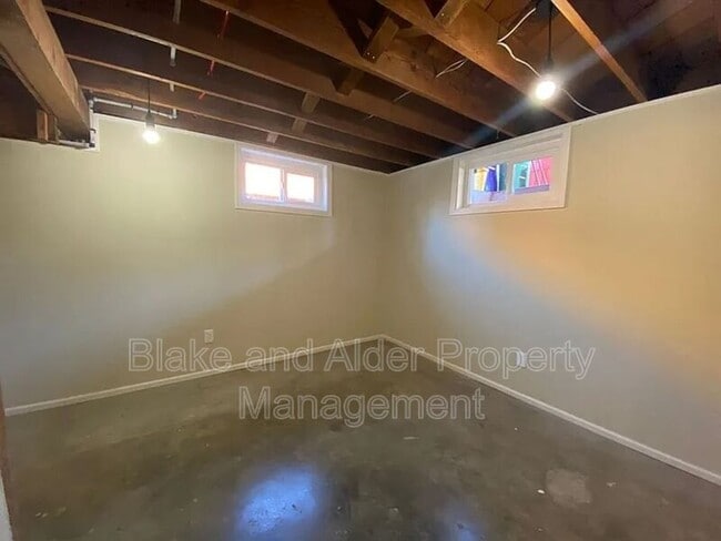 Building Photo - 6410 NE 33rd Ave