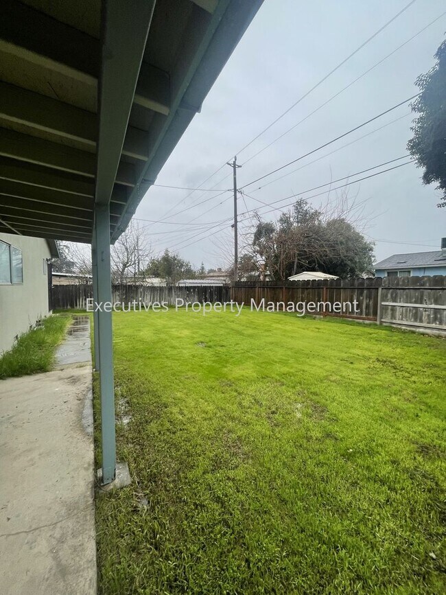 Building Photo - 1271 Spruce Ave