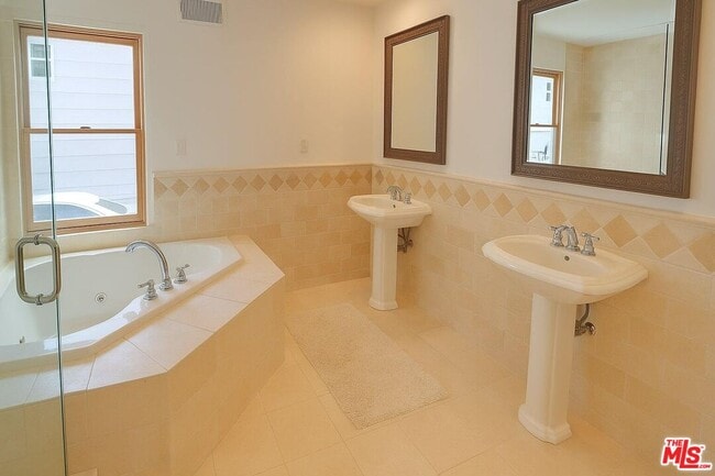 Building Photo - 3873 Beverly Ridge Dr