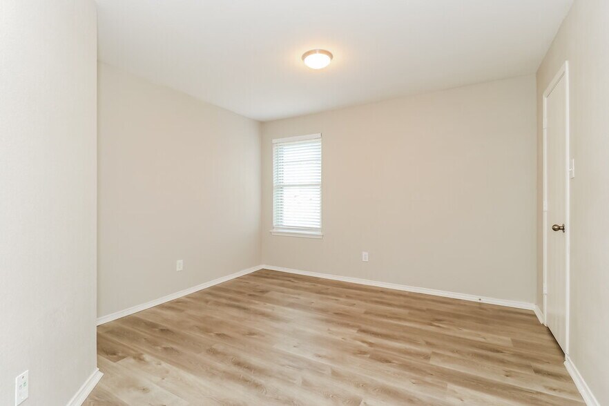 Building Photo - 726 Victoria Dr