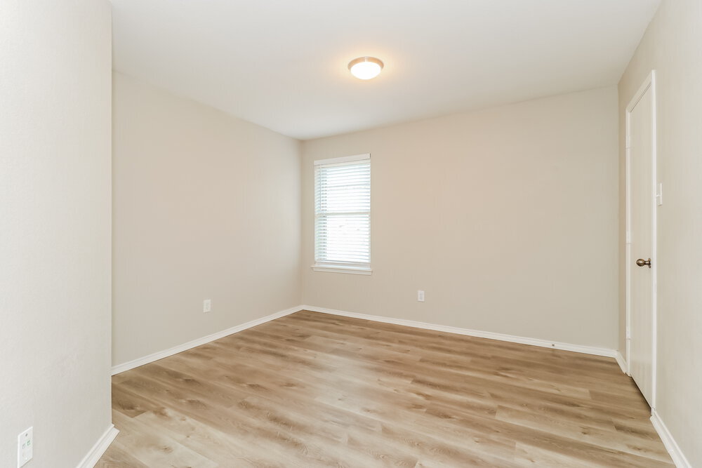 Building Photo - 726 Victoria Dr