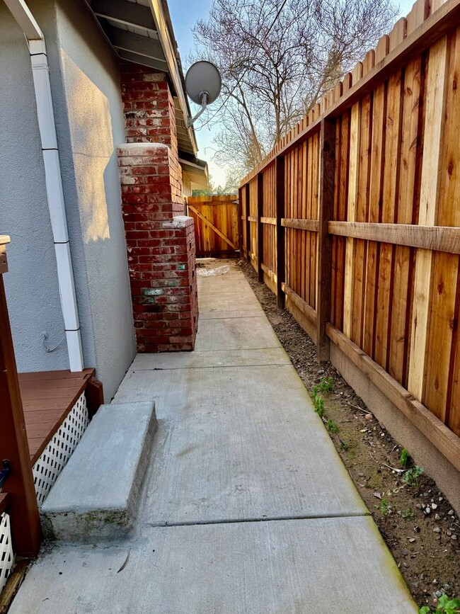 Building Photo - Beautiful Fair Oaks home