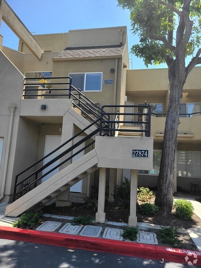 Building Photo - JUST REFURBISHED SPACIOUS DUAL MASTER COND...
