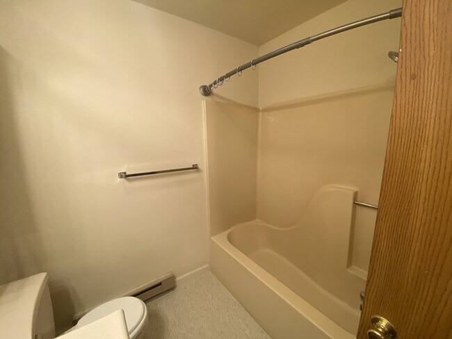 Building Photo - 212 Magnolia Dr