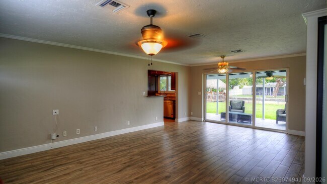 Building Photo - 1128 W River Dr