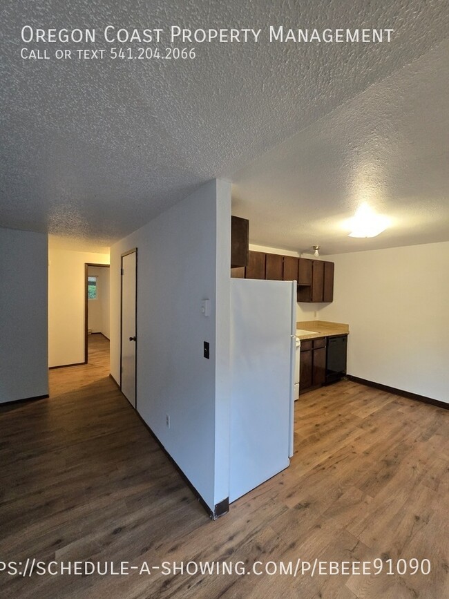 Building Photo - 2bed/1 Bath Lower Level Unit