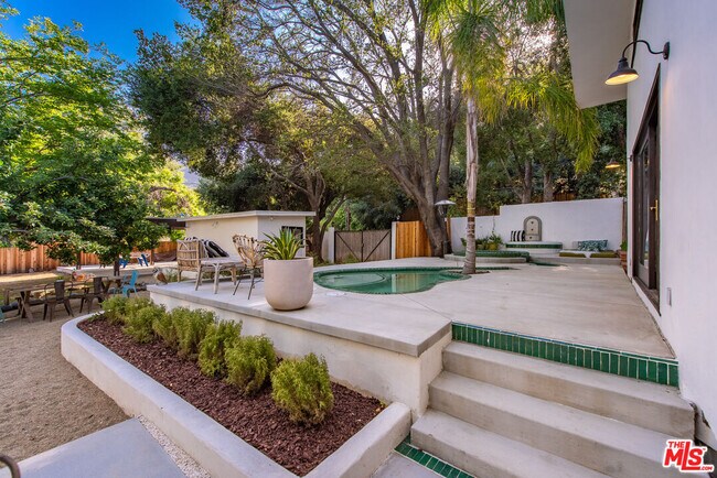 Building Photo - 1362 Old Topanga Canyon Rd