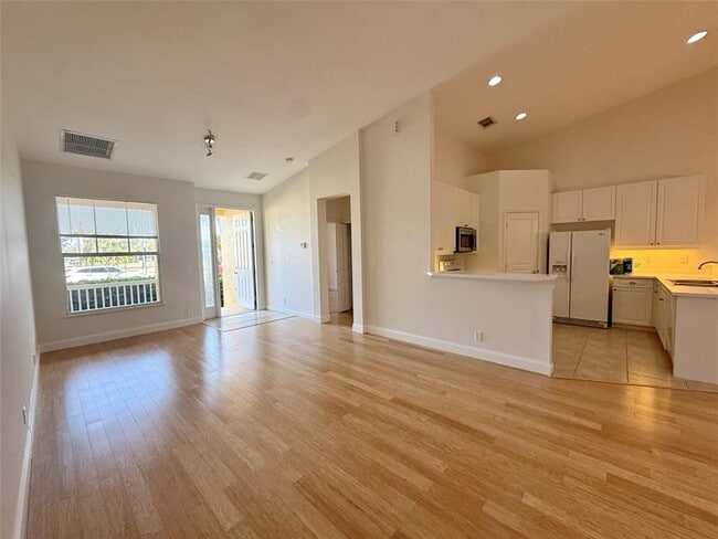 Building Photo - 10495 SW West Park Ave