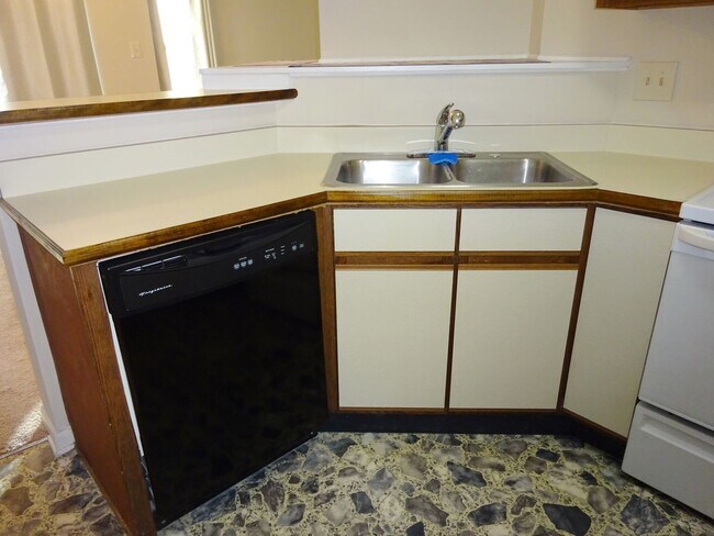 Building Photo - Charming Home Minutes to Camp Lejeune!