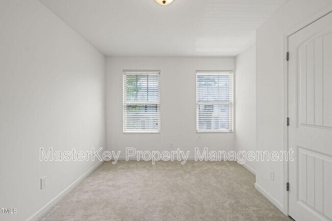 Building Photo - 120 Holly Berry Ln