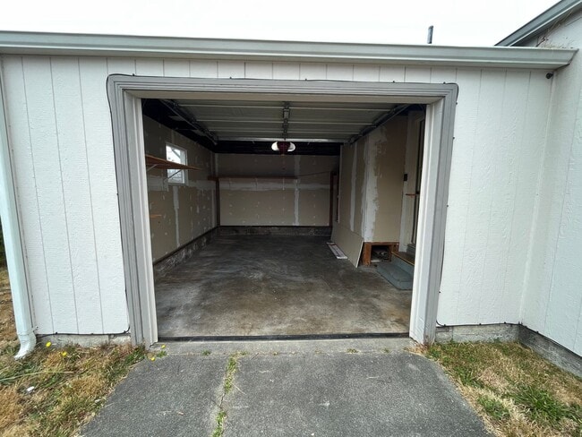 Building Photo - Pet friendly 2 Bedroom, 1 Bathroom with Sp...